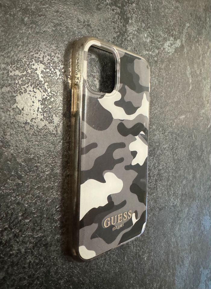 iPhone 11 Guess Schutzhülle Original Camouflage Hülle Silikon in Schwabmünchen