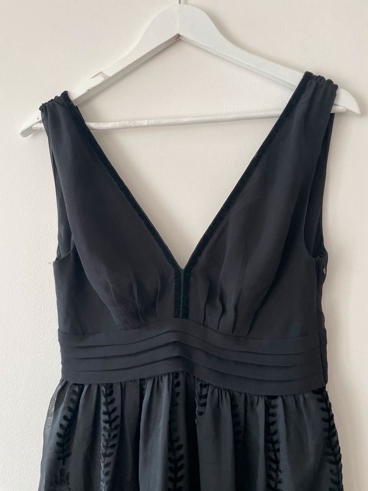 Schwarzes Kleid mit Samtelementen, 36 in Berlin