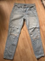 Coole hellblaue Jeans mit cut outs Gr. S Leipzig - Großzschocher Vorschau