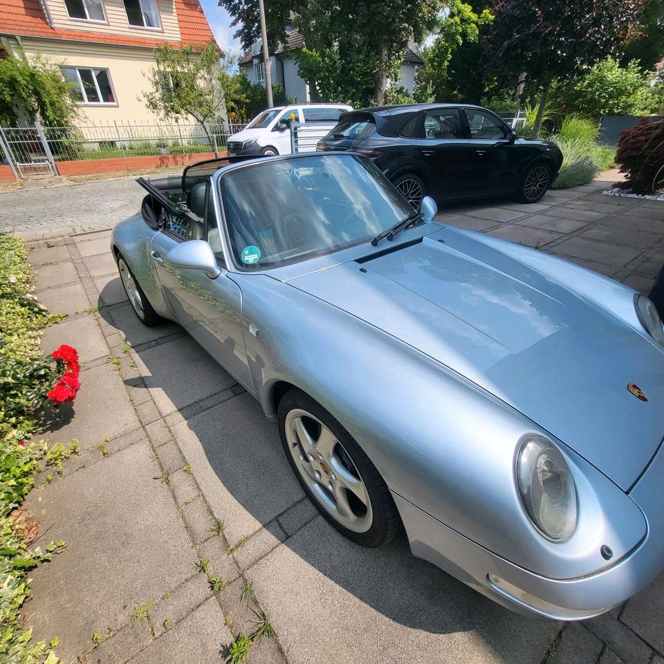 Porsche 911 Cabriolet Typ 993/Carrera 2 in silber/schwarz BJ 1994 in Kleinmachnow