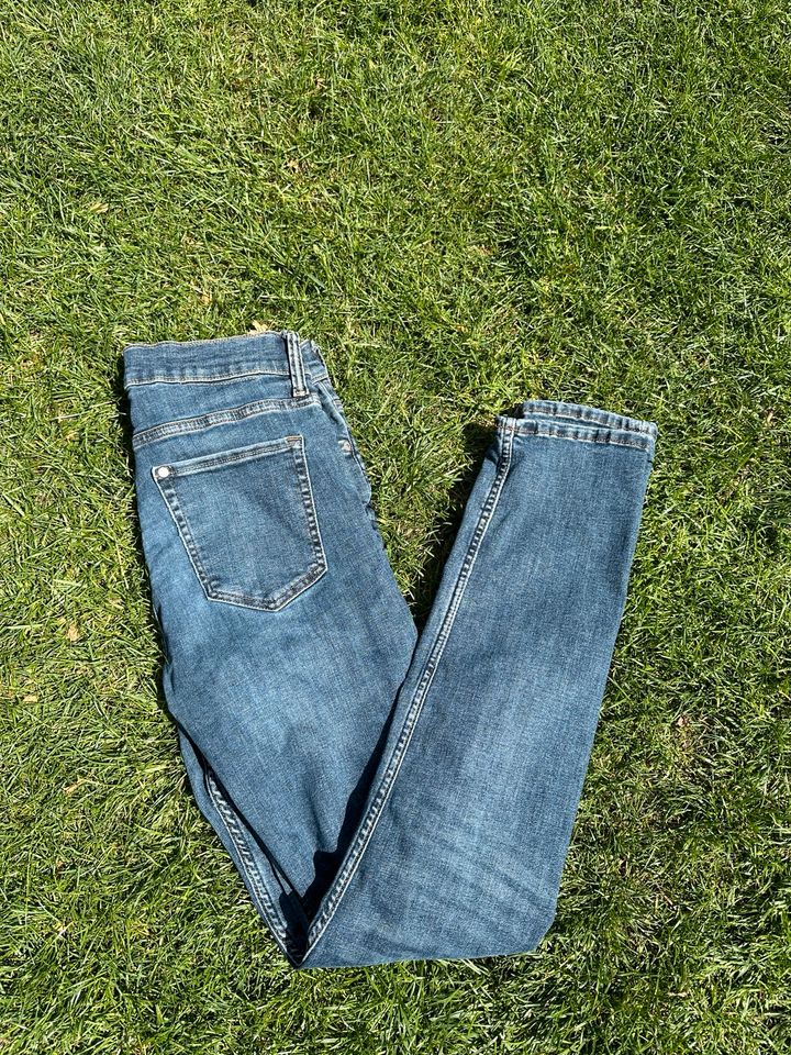 H&M Slim & Denim Jeans Gr. 31/32 blau in Coswig