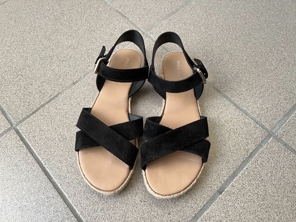 Schlichte schwarze Sandalen aus Leder Pier One Ledersandalen 40 in Künzell