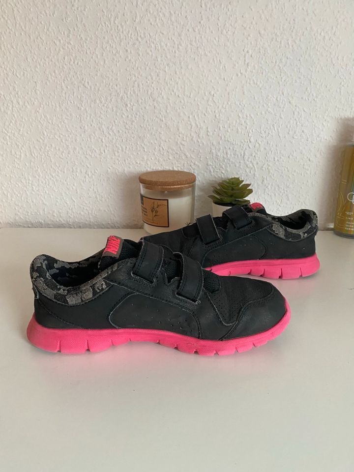 Mädchen Nike Schuhe Gr. 34 Klettverschluss Sneaker Sportschuhe in Gemünden a. Main