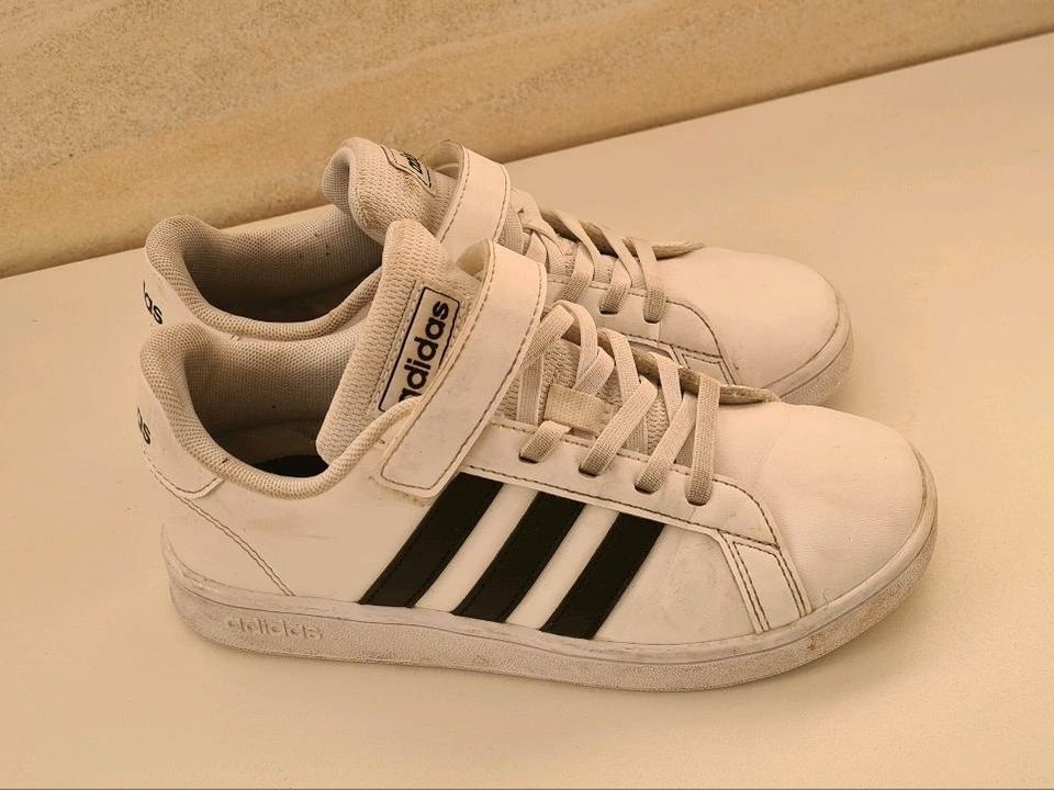 Adidas Turnschuhe Gr. 33 in Plochingen