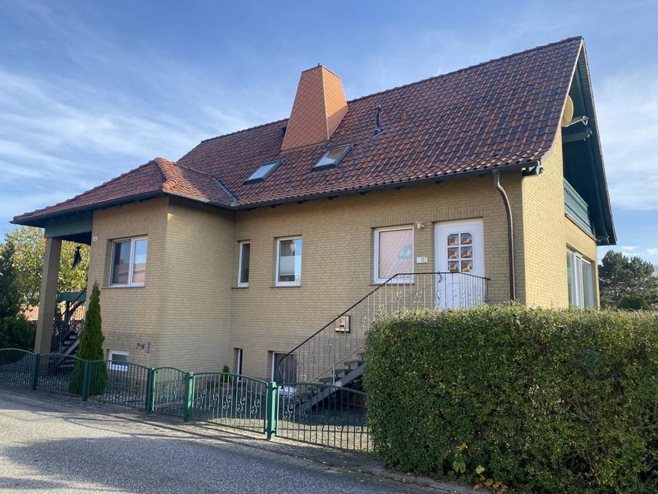 Großzügiges Einfamilienhaus mit Einliegerwohnung + separatem Ferienhaus in beliebter Wohnsiedlung (ca. 200 m bis zur Müritz) in Klink (bei Waren)