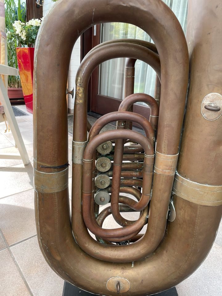 Sehr alte Tuba in Korschenbroich