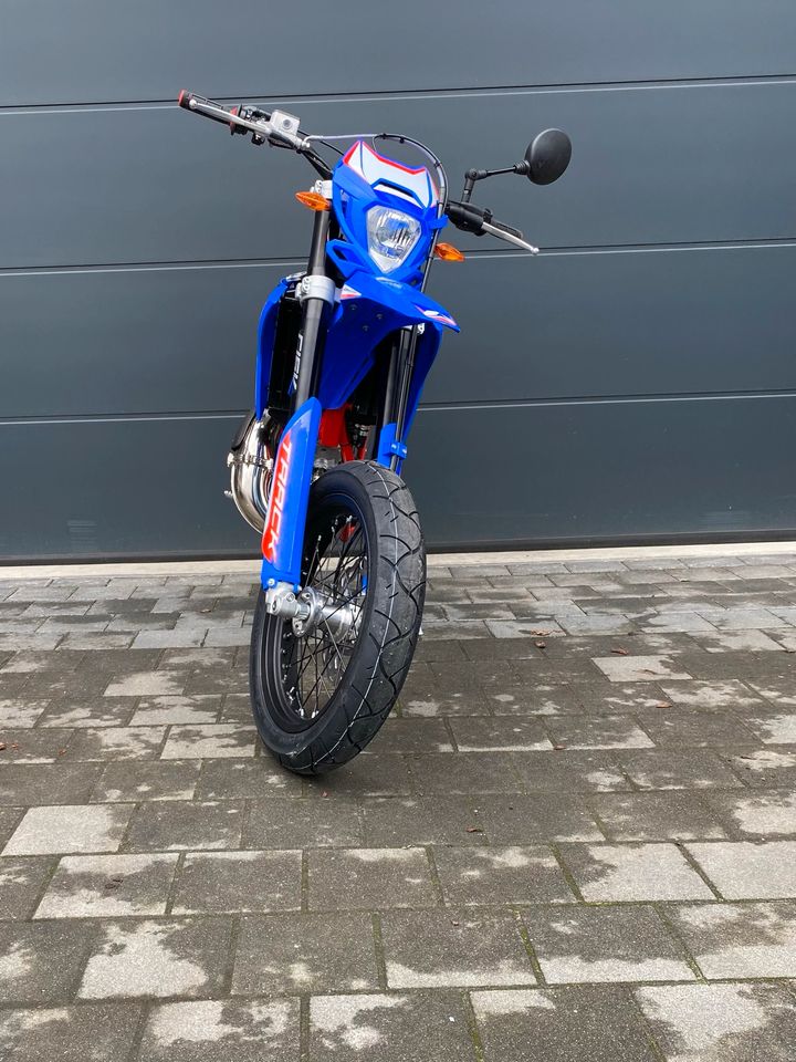 Beta RR 50 Track Supermoto Sonderedition Neufahrzeug Farbe blau in Neuching