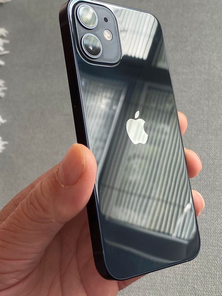iPhone 12 Mini 64 GB schwarz neuwertig 96% Akku in Karlsfeld