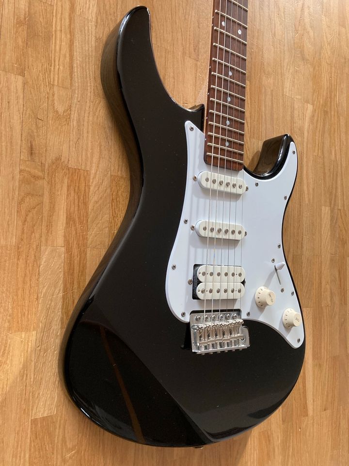 Yamaha Pacifica 112J inkl. Zubehör in Holzgerlingen