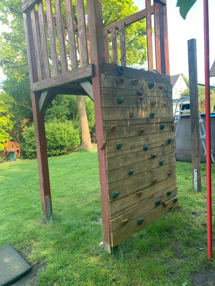 Klettergerüst Spielturm mit Schaukeln Kletterwand und Stange in Recklinghausen