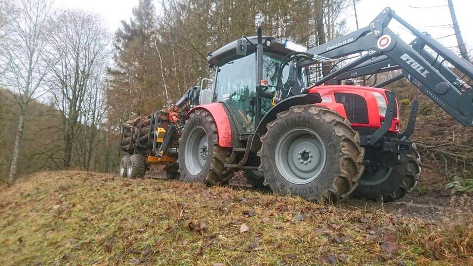 Transport mit Rückeanhänger in Saalfelder Höhe