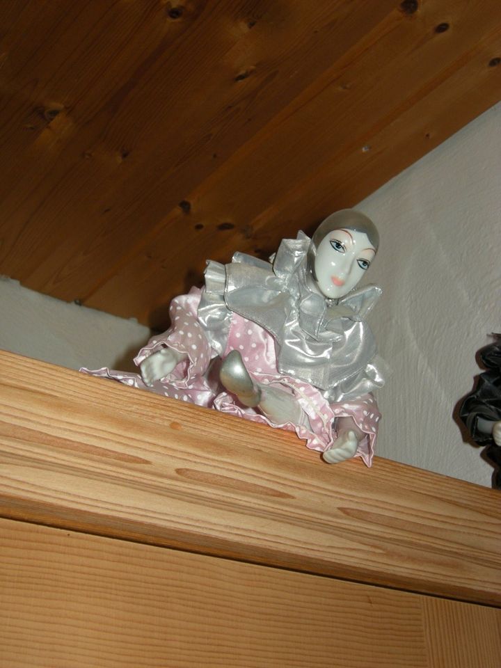 30 Jahre alte Pierrot-Harlekin-Puppen in Mandelbachtal