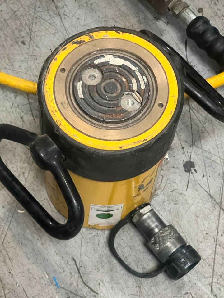 Enerpac Hydraulik Pumpe mit Zylinder 700 BAR in Neuss