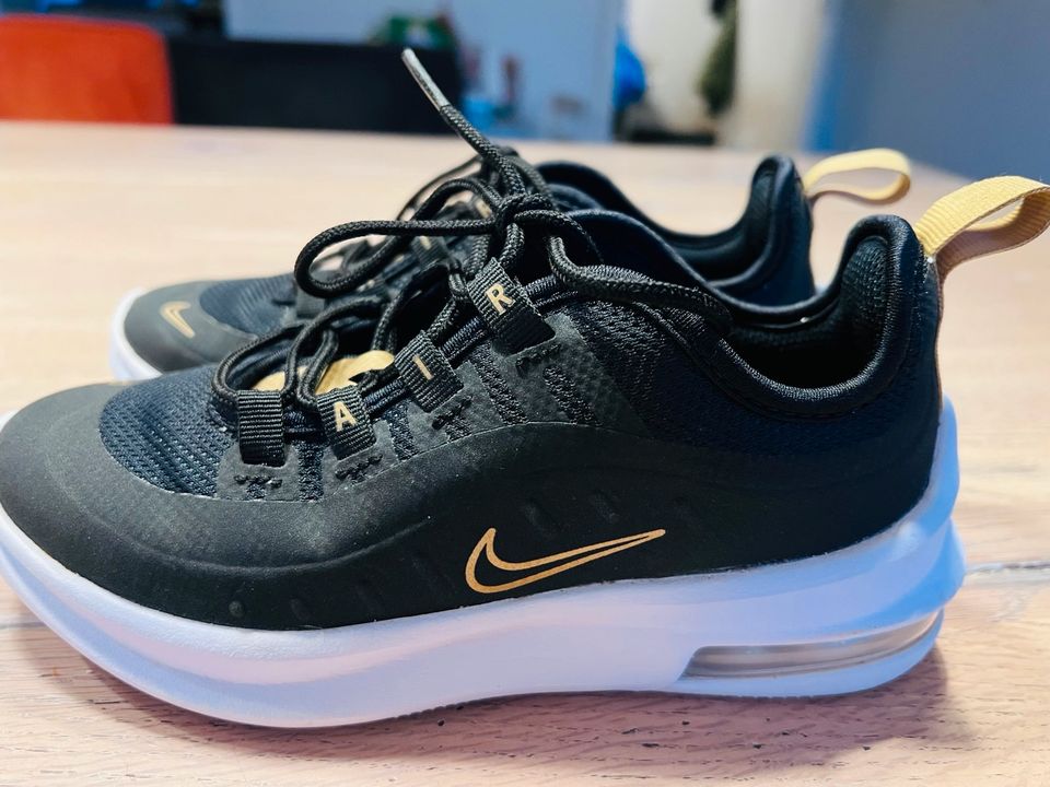 Top: Nike Air Max Axis Gr. 30 Sneakers schwarz gold, Sportschuhe in Hamburg