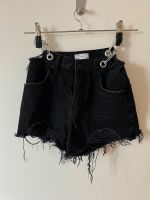 Hotpants Jeans Shorts schwarz mit Ketten silber Baden-Württemberg - Ettlingen Vorschau