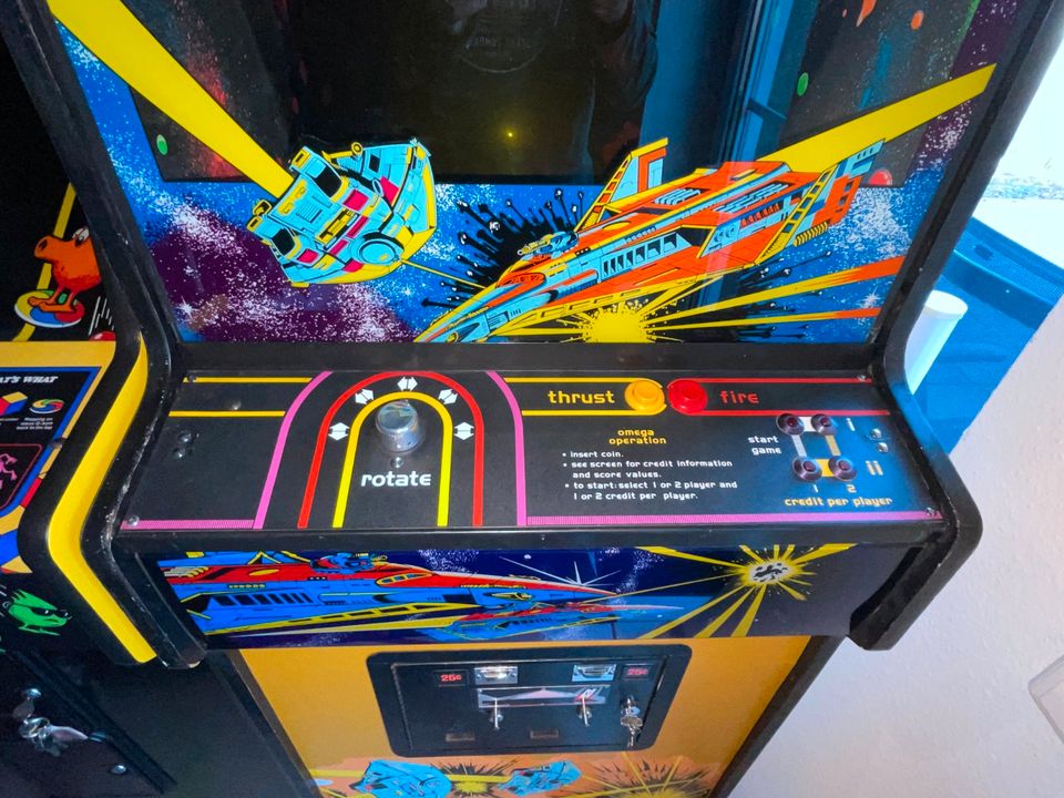 Omega Race Arcade Videospielautomat (230V) in Bühlertal