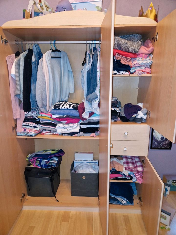 Komplettes Kinderzimmer / Babyzimmer Schrank, Bett, Wickelkommode in Jülich