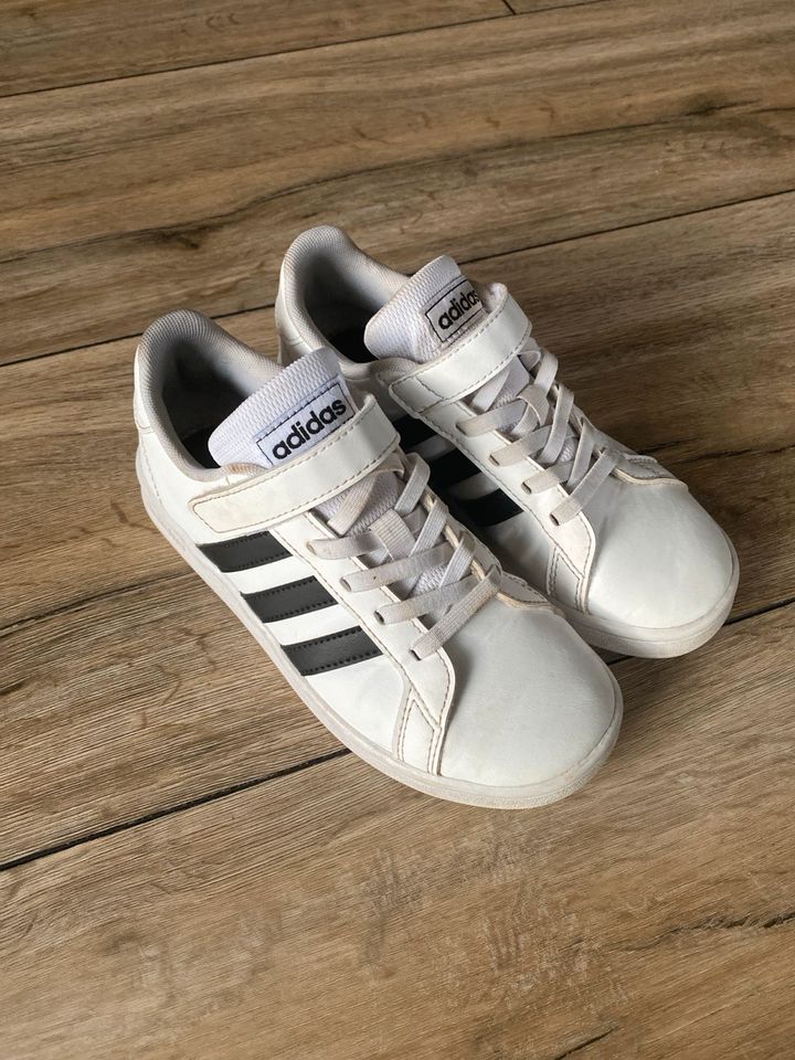 Adidas Sneaker  Sportschuh Gr. 33 in Obernzell