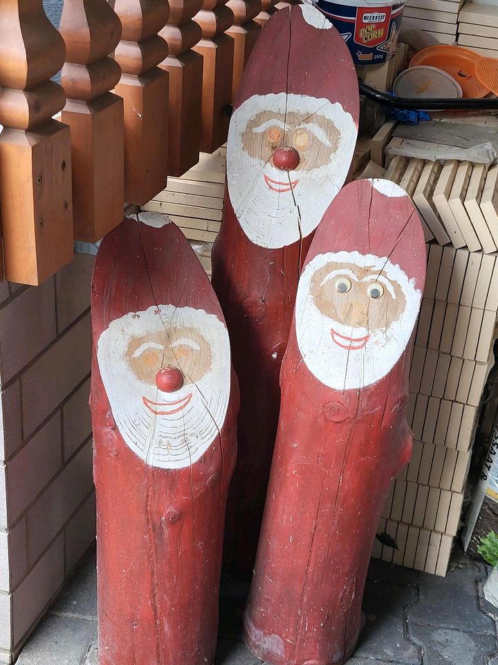Weihnachtsmänner aus Holzstamm in Lemgo