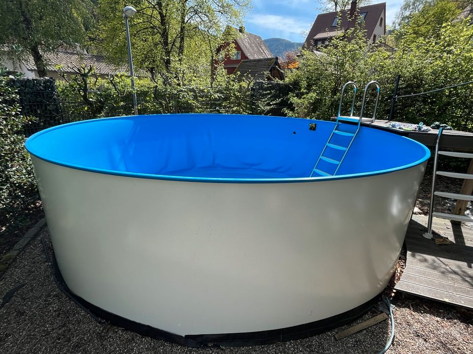 Pool Stahlwand freistehend 4,50 Durchm, inkl. Pumpe etc in Freiburg im Breisgau