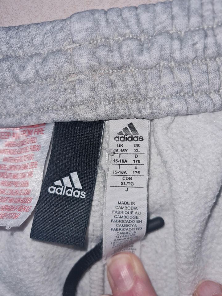 Adidas Jogginghose Gr. 176 grau zu verkaufen in Bruchköbel