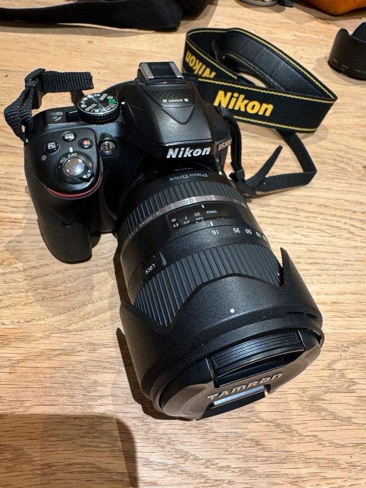 Nikon D5300 DSLR Kamera, zwei Objektiven und einigem Zubehör! in Kronberg im Taunus