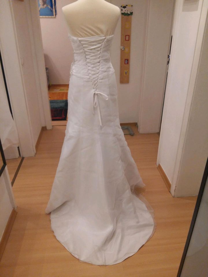 Brautkleid weiß mit swarovski steinen mit langem schleier in Neuss