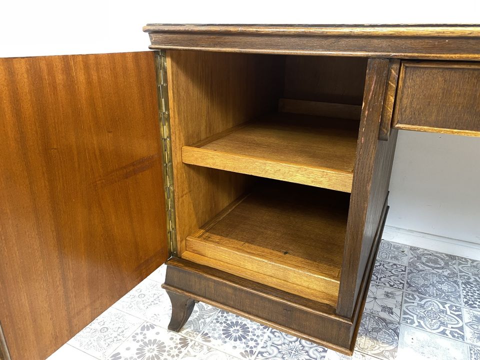 WMK Imposanter freistehender Art Deco Schreibtisch aus vollem Holz mit geräumigen Schubladen und schönen Verzierungen, um 1930 # Arbeitstisch Desk Sekretär Bürotisch Antik Vintage # Lieferung möglich in Berlin