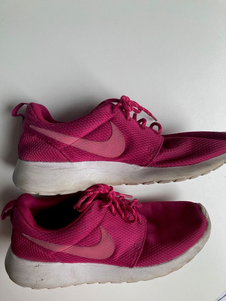 Nike Roshe Run Laufschuhe pink himbeer magenta sneaker 39 in Köln - Kalk |  eBay Kleinanzeigen ist jetzt Kleinanzeigen