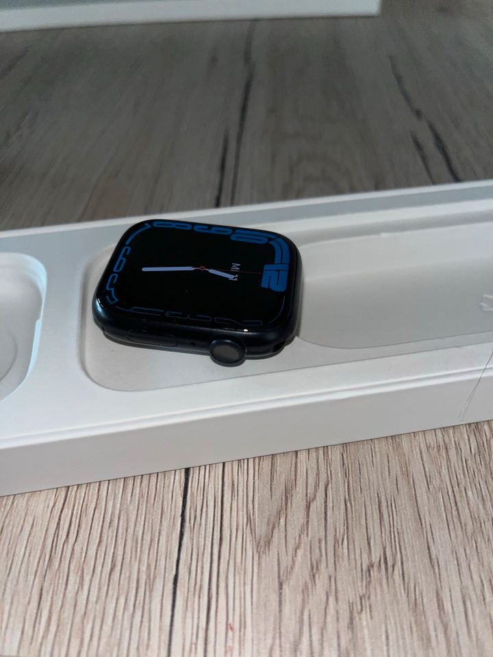 Apple Watch Series 8 GPS, 45mm Aluminiumgehäuse Mitternacht in Zörbig