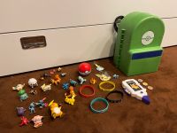 Pokémon Set Figuren Armbänder Rucksack Spielfeld Ball Nordrhein-Westfalen - Halver Vorschau