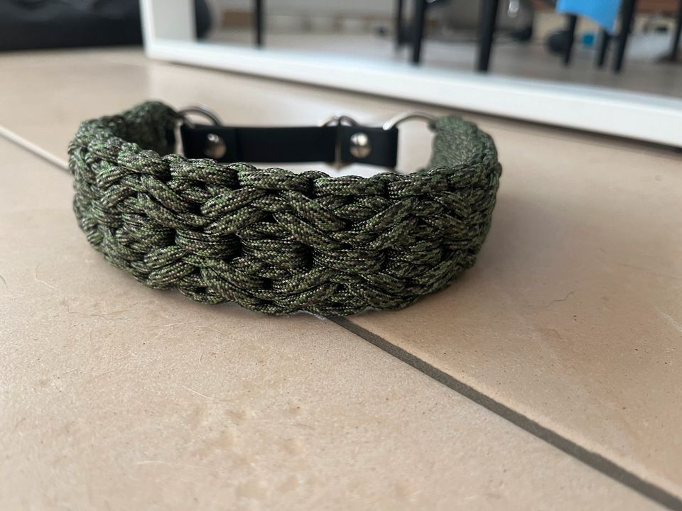 Paracord Halsband mit Zugstopp, Khaki Camouflage in Waiblingen