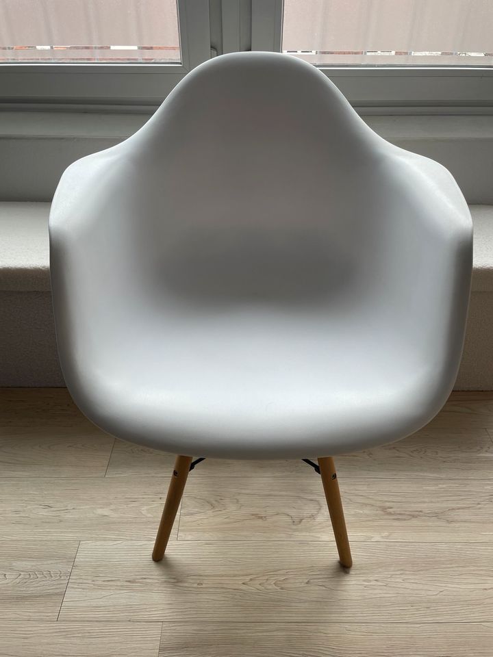 Designer Stühle weiß mit Holzbeinen in Hamburg
