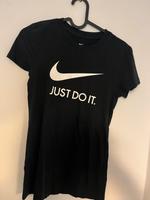 Nike tshirt neu Größe xs Hessen - Niestetal Vorschau