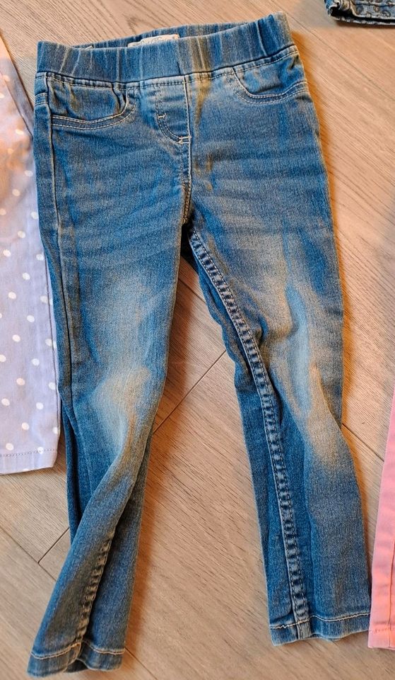 12 Hosen Größe 98 Denim Benetton lupilu usw Bekleidungspaket in Ratzeburg