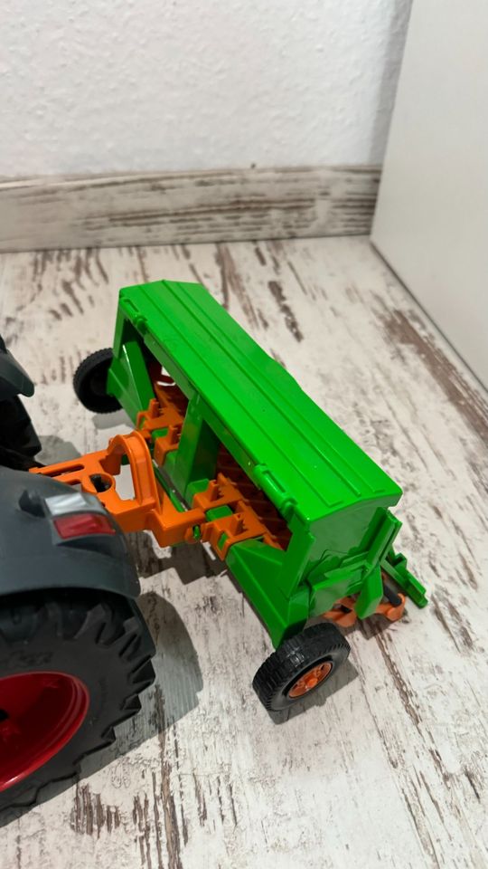 Bruder Fendt Vario 936 Spielzeugtraktor mit Sämaschine Amazone in Schlat