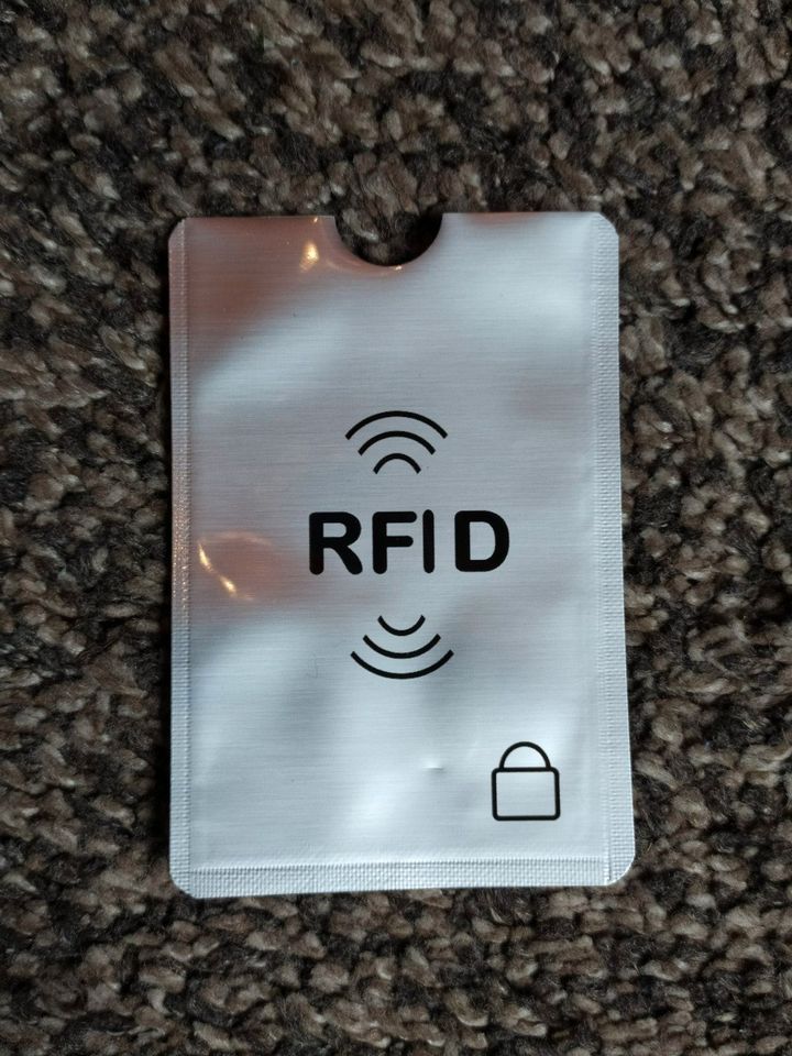 RFID Blocker Kartenhülle Hülle 2 Stk. NEU in Niedersachsen - Langenhagen