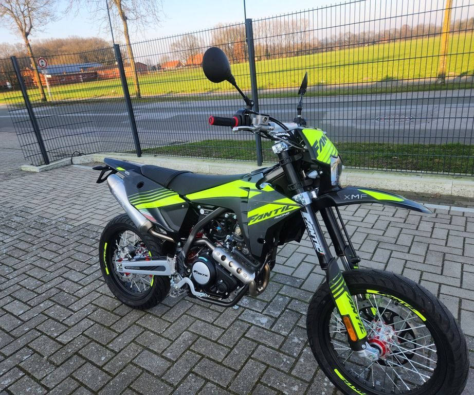 Fantic XMF 125 4T MOTARD PERFORMANCE SUPER MOTO+ HELM in Bawinkel