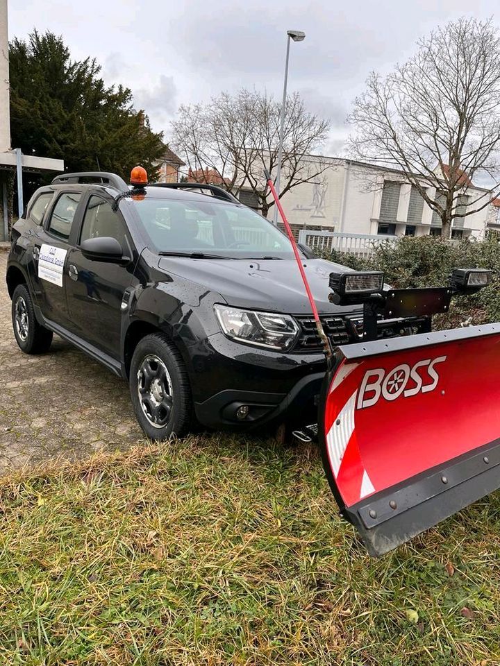 Dacia Duster Allrad Winter-Dienst - Schnee-Pflug Fahrzeug in Radolfzell am Bodensee