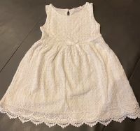 H&M Spitzen Kleid Gr.122/128 Niedersachsen - Tappenbeck Vorschau