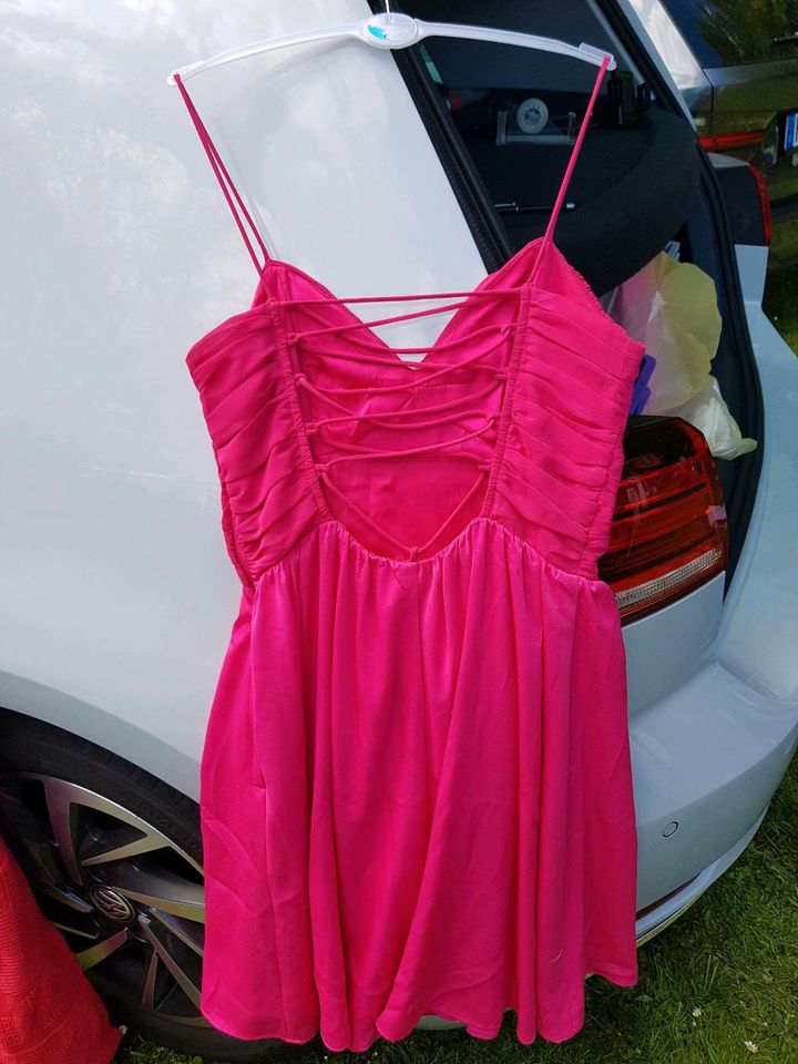 Pinkes Kleid mit Schnürung am Rücken (36) in Lübeck