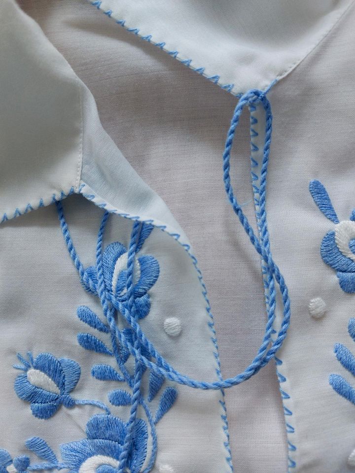 Lily*Schlupf-Trachten-Bluse Gr. 42/L-XL m. Stickerei weiß-blau in Goslar