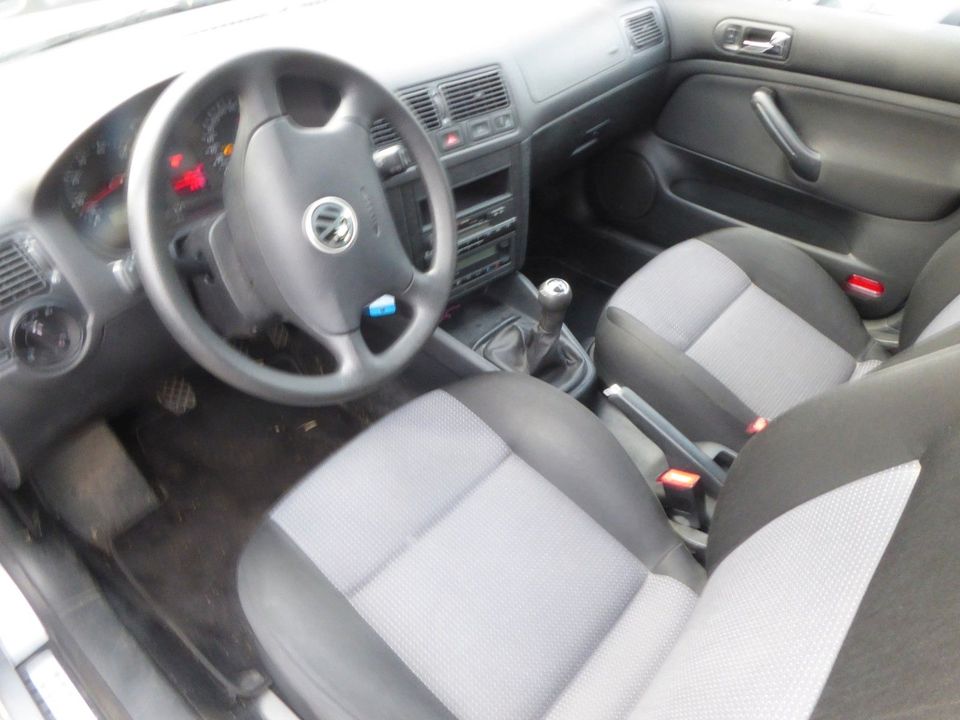 Volkswagen Golf 1.6 FSI Comfortline Variant in Minden