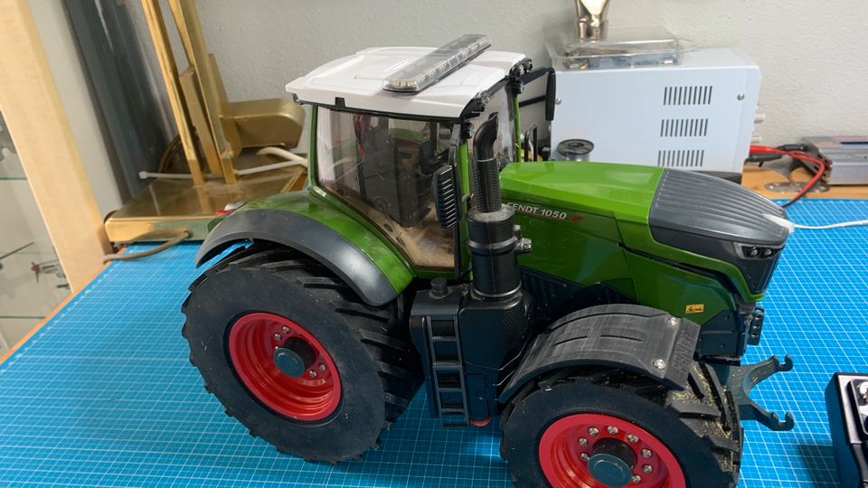 BRM Traktor Fendt 1050 Blocher Pistenking Warnbalken viele Extras in München
