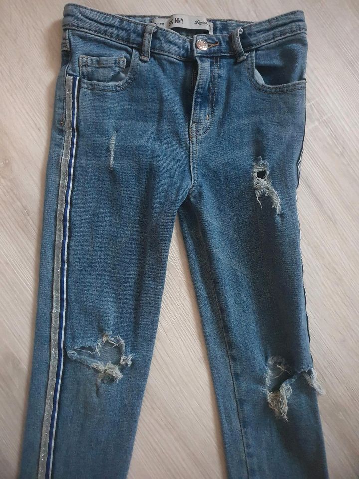 Skinny Jeans / Hose mit Glitzerstreifen, Größe 146 in Neubrandenburg