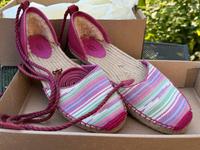 UGG Espandrilles Libbi Serape pink rosa Größe 40 NEU Hessen - Friedberg (Hessen) Vorschau