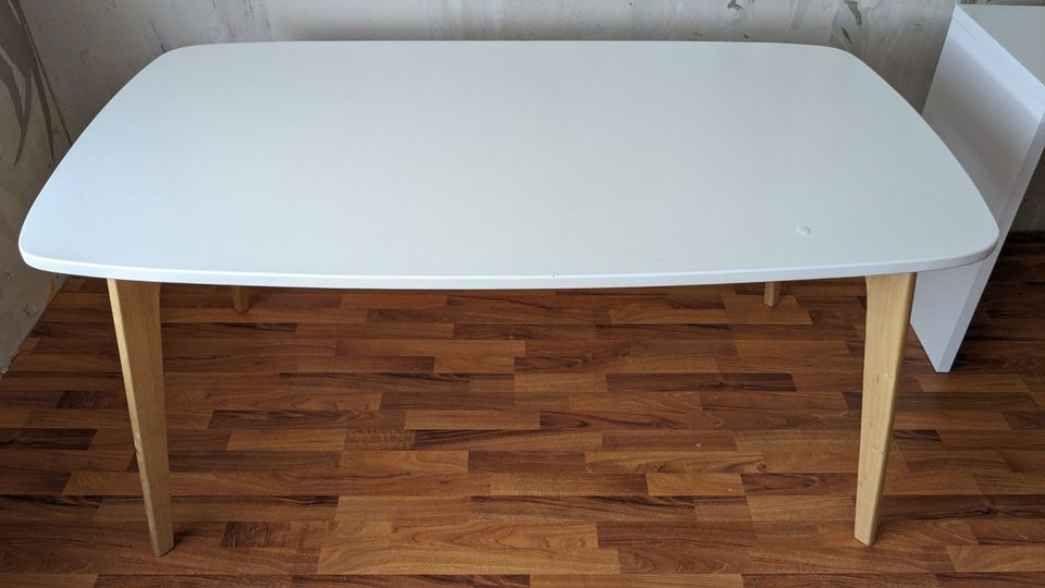 Esszimmertisch weiß mit Holzbeinen in Staufenberg