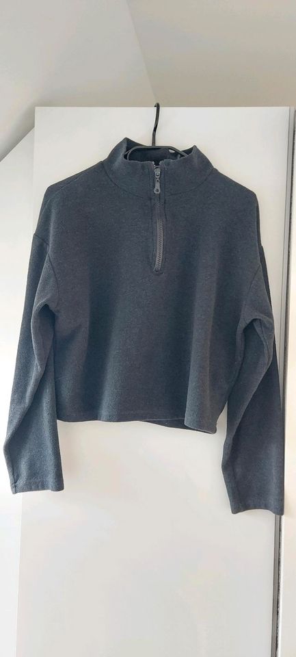 Kurzer Pullover, cropped Sweatshirt grau, Größe S in Hohenhameln