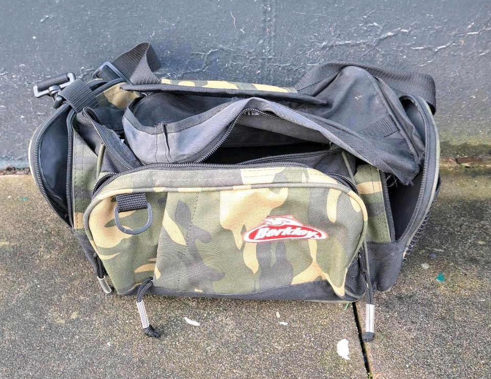 Berkley Camo Shoulder Bag Angeltasche Köder Angeln Baits Outdoor in Bad Bentheim