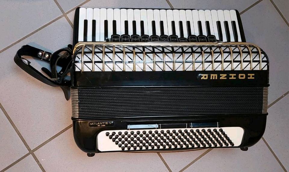 Hohner Atlantic IV N de Luxe in Hamburg